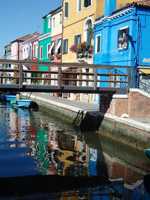 ヴェネツィア発：ブラーノ島巡りとイカスミランチ