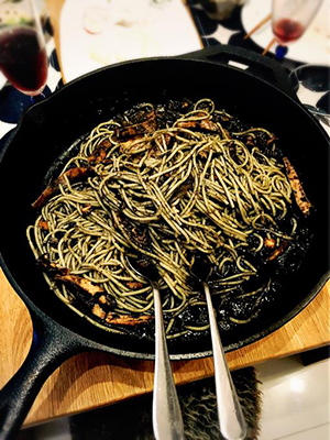 ヴェネツィア発：ブラーノ島巡りとイカスミランチ