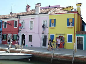 ヴェネツィア発：ブラーノ島巡りとイカスミランチ